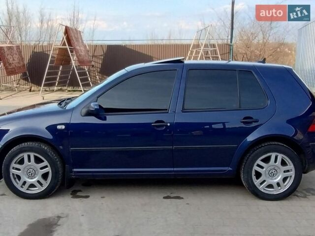 Синий Фольксваген Гольф, объемом двигателя 1.6 л и пробегом 312 тыс. км за 3700 $, фото 1 на Automoto.ua