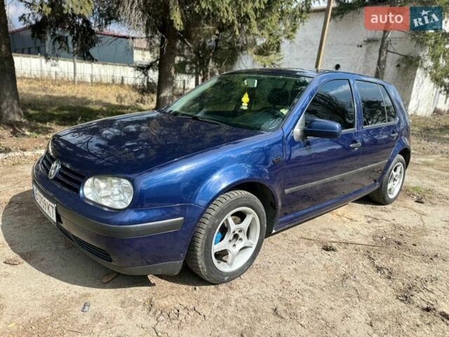 Синий Фольксваген Гольф, объемом двигателя 1.6 л и пробегом 325 тыс. км за 3800 $, фото 1 на Automoto.ua