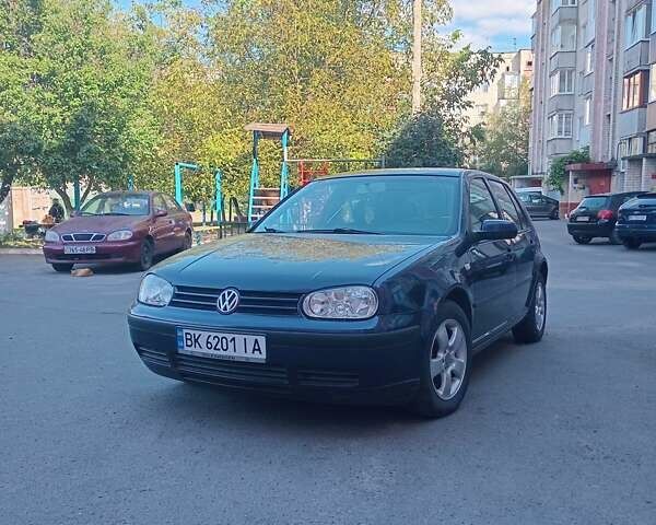 Синий Фольксваген Гольф, объемом двигателя 1.39 л и пробегом 236 тыс. км за 4500 $, фото 1 на Automoto.ua