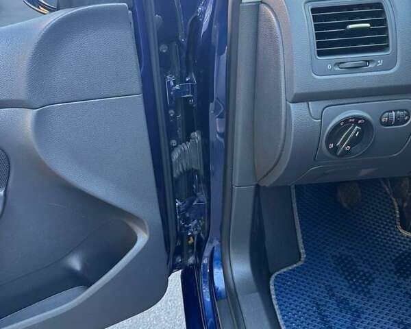 Синий Фольксваген Гольф, объемом двигателя 1.6 л и пробегом 212 тыс. км за 5499 $, фото 1 на Automoto.ua