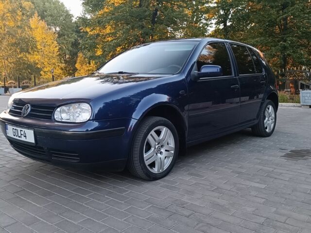 Синий Фольксваген Гольф, объемом двигателя 1.4 л и пробегом 298 тыс. км за 3900 $, фото 1 на Automoto.ua