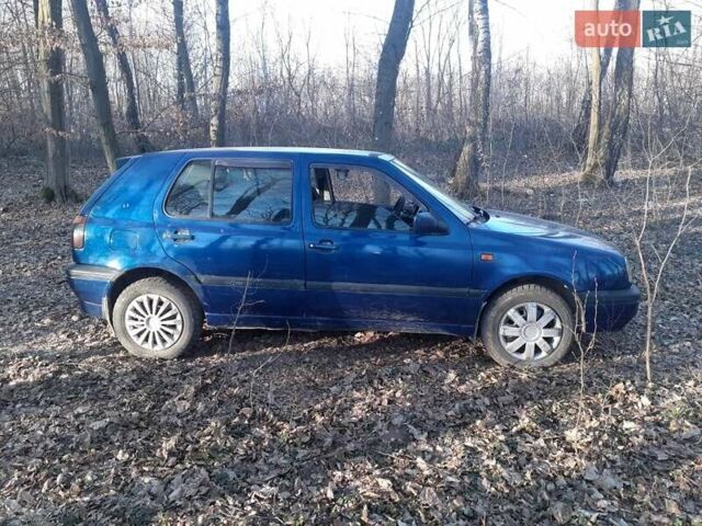 Синий Фольксваген Гольф, объемом двигателя 1.6 л и пробегом 1000 тыс. км за 1300 $, фото 1 на Automoto.ua