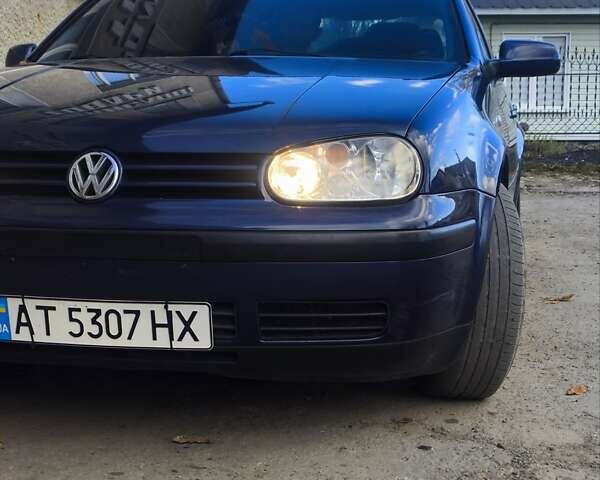 Синий Фольксваген Гольф, объемом двигателя 1.6 л и пробегом 302 тыс. км за 3650 $, фото 1 на Automoto.ua