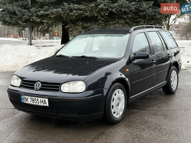 Синий Фольксваген Гольф, объемом двигателя 1.6 л и пробегом 230 тыс. км за 3950 $, фото 1 на Automoto.ua