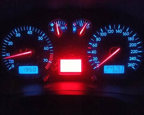 Синий Фольксваген Гольф, объемом двигателя 1.6 л и пробегом 245 тыс. км за 3700 $, фото 1 на Automoto.ua