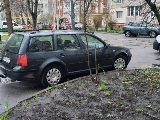 Синий Фольксваген Гольф, объемом двигателя 1.6 л и пробегом 320 тыс. км за 1200 $, фото 1 на Automoto.ua