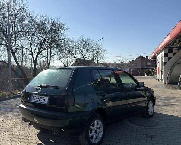 Зеленый Фольксваген Гольф, объемом двигателя 1.8 л и пробегом 300 тыс. км за 2500 $, фото 1 на Automoto.ua