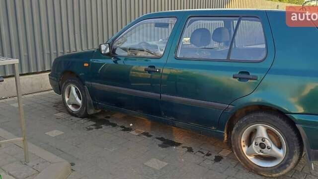 Зеленый Фольксваген Гольф, объемом двигателя 1.39 л и пробегом 245 тыс. км за 2290 $, фото 1 на Automoto.ua