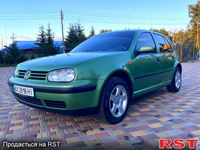 Зеленый Фольксваген Гольф, объемом двигателя 1.6 л и пробегом 308 тыс. км за 3900 $, фото 1 на Automoto.ua