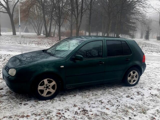 Зеленый Фольксваген Гольф, объемом двигателя 1.6 л и пробегом 348 тыс. км за 3200 $, фото 1 на Automoto.ua