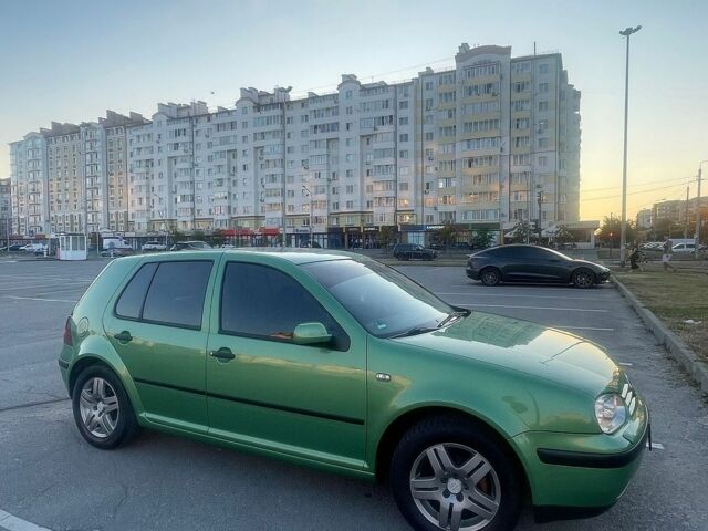 Зеленый Фольксваген Гольф, объемом двигателя 1.39 л и пробегом 240 тыс. км за 3500 $, фото 1 на Automoto.ua