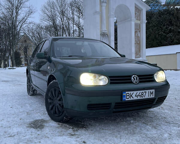 Зеленый Фольксваген Гольф, объемом двигателя 1.6 л и пробегом 343 тыс. км за 3550 $, фото 1 на Automoto.ua