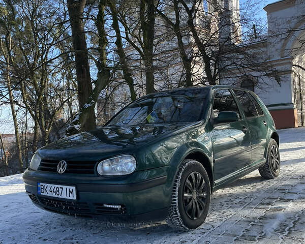 Зеленый Фольксваген Гольф, объемом двигателя 1.6 л и пробегом 343 тыс. км за 3600 $, фото 1 на Automoto.ua