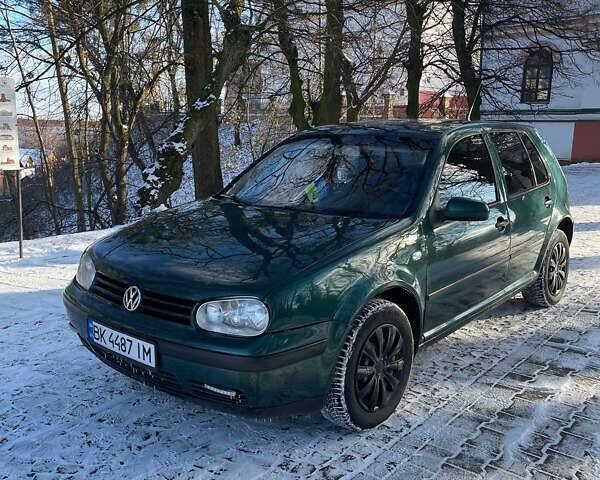 Зеленый Фольксваген Гольф, объемом двигателя 1.6 л и пробегом 344 тыс. км за 3600 $, фото 1 на Automoto.ua