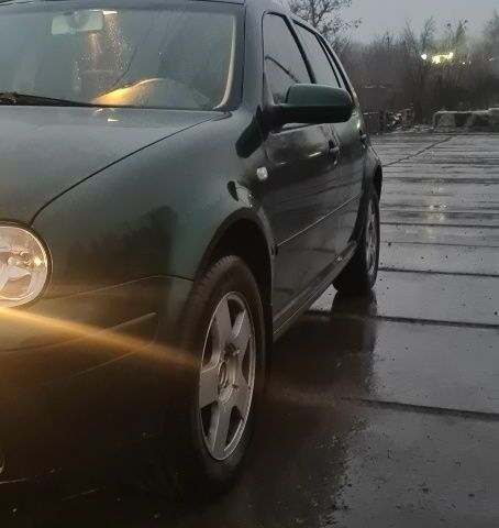 Зеленый Фольксваген Гольф, объемом двигателя 1.9 л и пробегом 305 тыс. км за 2999 $, фото 1 на Automoto.ua