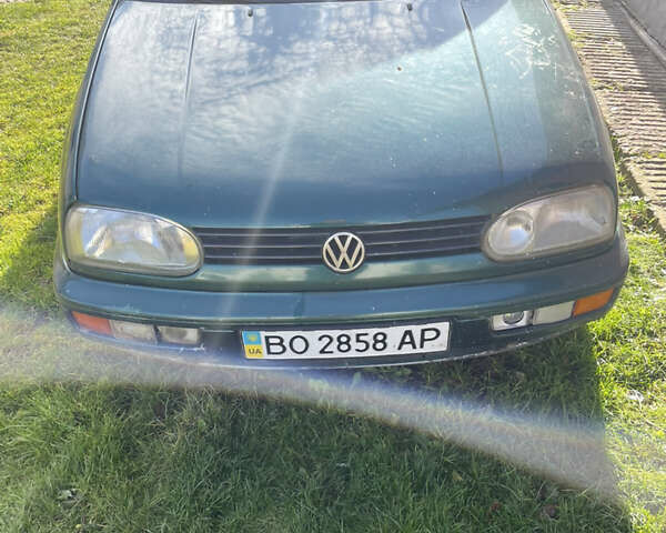 Зеленый Фольксваген Гольф, объемом двигателя 1.6 л и пробегом 300 тыс. км за 1350 $, фото 1 на Automoto.ua