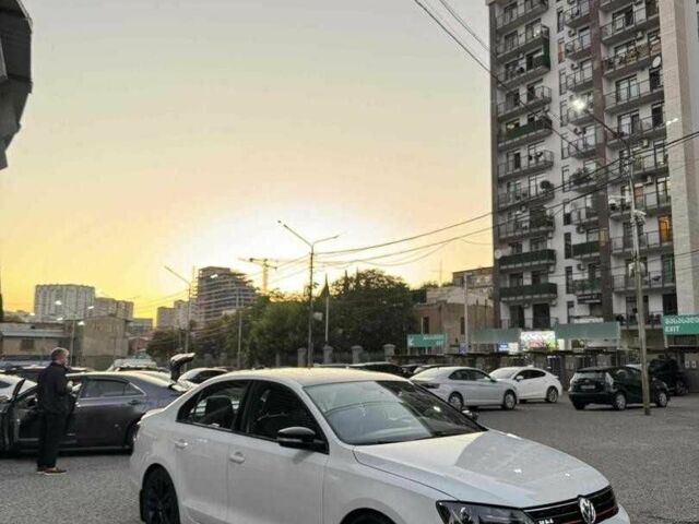 Фольксваген Джетта 2017 в Одессе на Automoto.ua Белый Фольксваген Джетта, объемом двигателя 1.4 л и пробегом 217 тыс. км за 6500 $, фото 1 на Automoto.ua