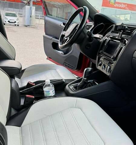 Фольксваген Джетта 2015 у Львові на Automoto.ua Червоний Фольксваген Джетта, об'ємом двигуна 1.8 л та пробігом 108 тис. км за 12271 $, фото 1 на Automoto.ua