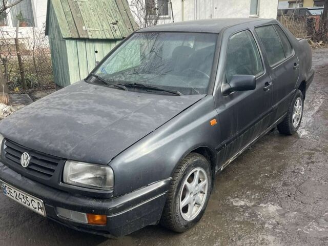 Сірий Фольксваген Джетта, об'ємом двигуна 1.8 л та пробігом 250 тис. км за 1000 $, фото 1 на Automoto.ua