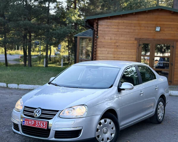 Серый Фольксваген Джетта, объемом двигателя 1.6 л и пробегом 246 тыс. км за 5000 $, фото 1 на Automoto.ua