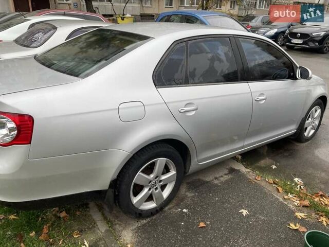 Серый Фольксваген Джетта, объемом двигателя 1.6 л и пробегом 230 тыс. км за 4200 $, фото 1 на Automoto.ua