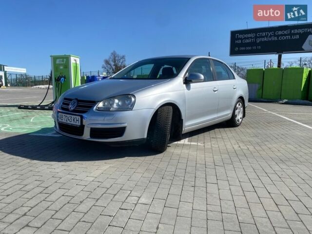 Сірий Фольксваген Джетта, об'ємом двигуна 1.6 л та пробігом 137 тис. км за 5600 $, фото 1 на Automoto.ua