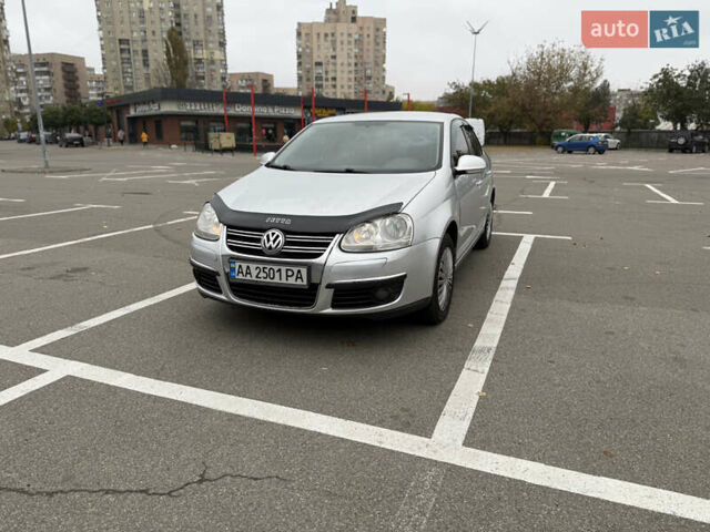 Фольксваген Джетта 2006 в Киеве на Automoto.ua Серый Фольксваген Джетта, объемом двигателя 1.6 л и пробегом 266 тыс. км за 4199 $, фото 1 на Automoto.ua