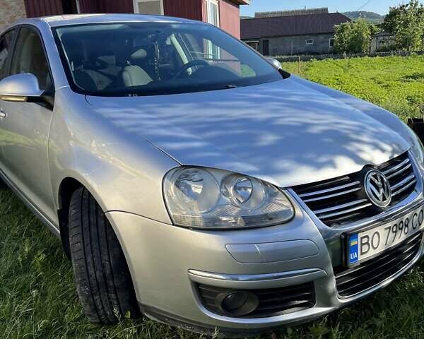 Серый Фольксваген Джетта, объемом двигателя 1.6 л и пробегом 250 тыс. км за 5100 $, фото 1 на Automoto.ua