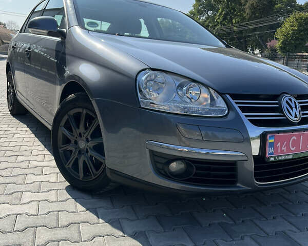 Сірий Фольксваген Джетта, об'ємом двигуна 1.6 л та пробігом 174 тис. км за 5750 $, фото 1 на Automoto.ua