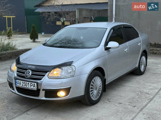 Серый Фольксваген Джетта, объемом двигателя 1.6 л и пробегом 250 тыс. км за 5750 $, фото 1 на Automoto.ua