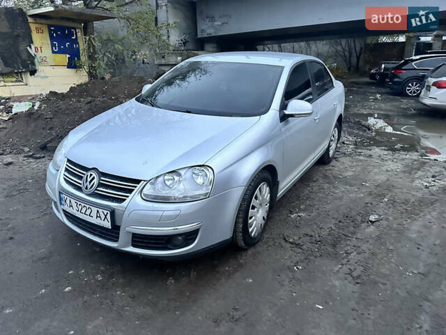 Сірий Фольксваген Джетта, об'ємом двигуна 1.6 л та пробігом 83 тис. км за 7800 $, фото 1 на Automoto.ua