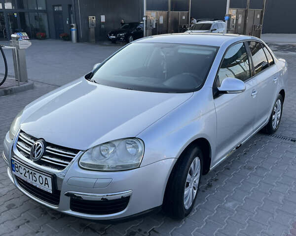 Серый Фольксваген Джетта, объемом двигателя 1.6 л и пробегом 290 тыс. км за 4700 $, фото 1 на Automoto.ua