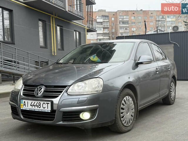 Сірий Фольксваген Джетта, об'ємом двигуна 1.6 л та пробігом 292 тис. км за 4700 $, фото 1 на Automoto.ua