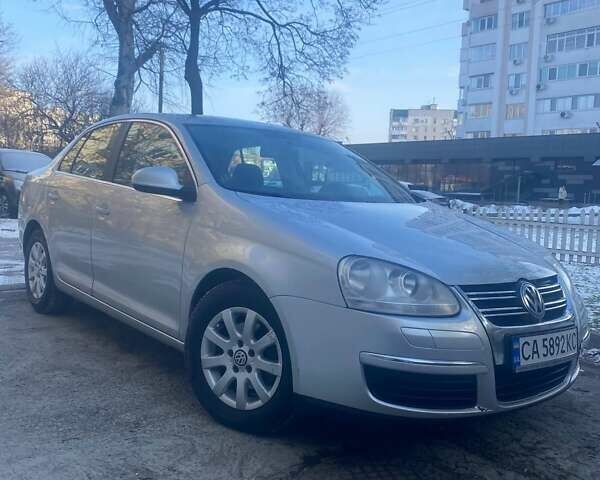 Серый Фольксваген Джетта, объемом двигателя 2 л и пробегом 260 тыс. км за 5500 $, фото 1 на Automoto.ua