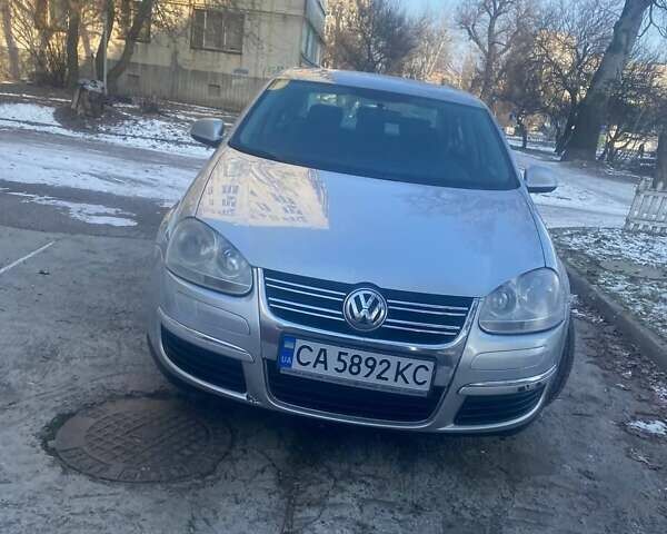 Сірий Фольксваген Джетта, об'ємом двигуна 2 л та пробігом 260 тис. км за 4800 $, фото 1 на Automoto.ua