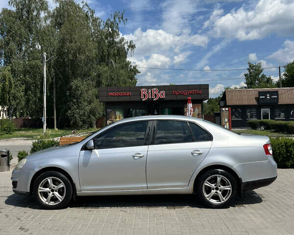 Серый Фольксваген Джетта, объемом двигателя 1.6 л и пробегом 327 тыс. км за 5300 $, фото 1 на Automoto.ua