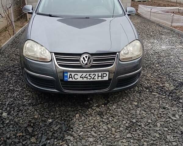 Серый Фольксваген Джетта, объемом двигателя 1.6 л и пробегом 235 тыс. км за 5600 $, фото 1 на Automoto.ua