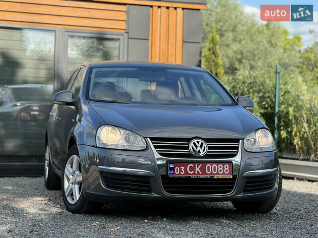 Серый Фольксваген Джетта, объемом двигателя 1.6 л и пробегом 219 тыс. км за 5999 $, фото 1 на Automoto.ua