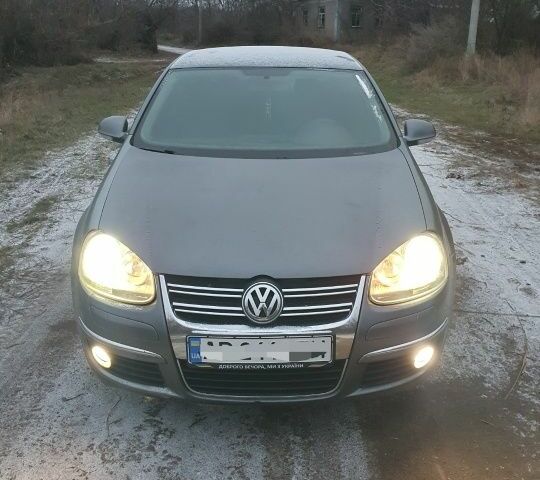 Серый Фольксваген Джетта, объемом двигателя 1.6 л и пробегом 300 тыс. км за 3400 $, фото 1 на Automoto.ua