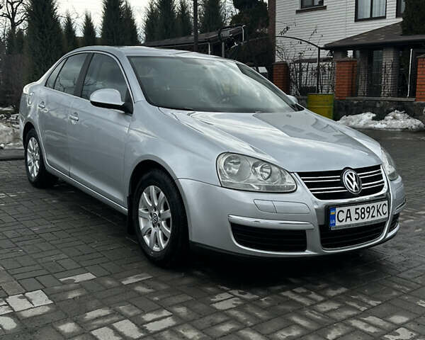 Сірий Фольксваген Джетта, об'ємом двигуна 2 л та пробігом 262 тис. км за 5700 $, фото 1 на Automoto.ua