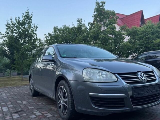 Сірий Фольксваген Джетта, об'ємом двигуна 1.6 л та пробігом 274 тис. км за 6000 $, фото 1 на Automoto.ua