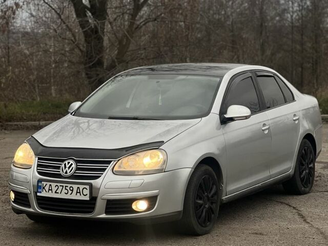 Серый Фольксваген Джетта, объемом двигателя 1.6 л и пробегом 240 тыс. км за 4400 $, фото 1 на Automoto.ua