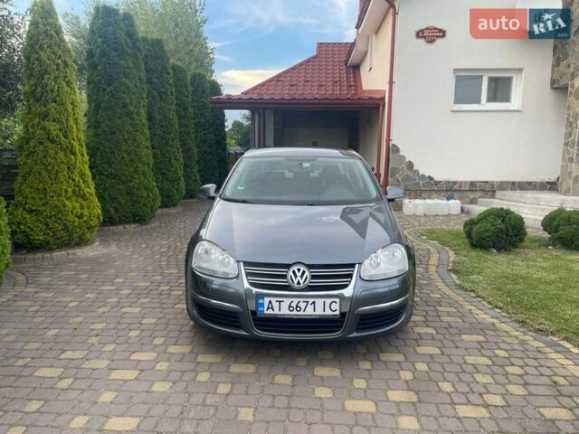 Серый Фольксваген Джетта, объемом двигателя 1.6 л и пробегом 278 тыс. км за 4999 $, фото 1 на Automoto.ua