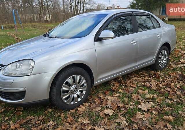 Серый Фольксваген Джетта, объемом двигателя 1.6 л и пробегом 193 тыс. км за 5400 $, фото 1 на Automoto.ua