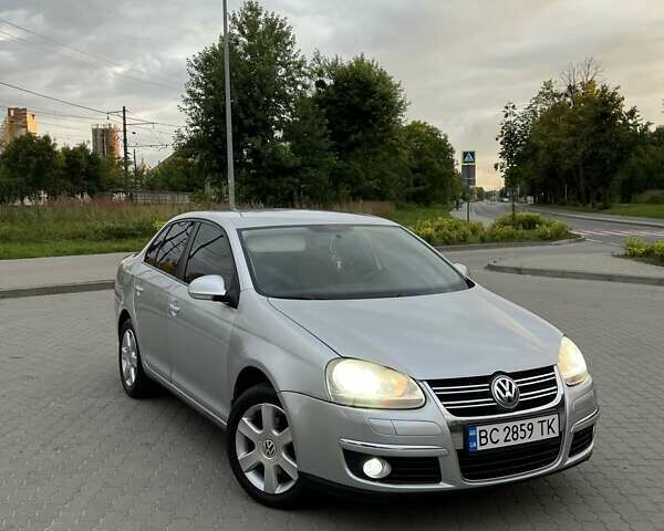 Сірий Фольксваген Джетта, об'ємом двигуна 1.6 л та пробігом 278 тис. км за 5000 $, фото 1 на Automoto.ua