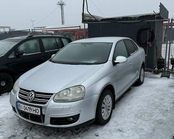 Серый Фольксваген Джетта, объемом двигателя 1.6 л и пробегом 237 тыс. км за 5600 $, фото 1 на Automoto.ua