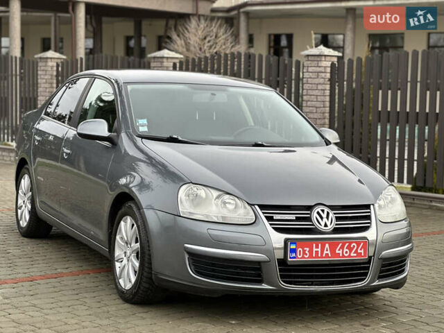 Серый Фольксваген Джетта, объемом двигателя 1.9 л и пробегом 236 тыс. км за 7200 $, фото 1 на Automoto.ua