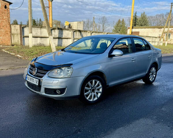 Серый Фольксваген Джетта, объемом двигателя 1.6 л и пробегом 309 тыс. км за 4999 $, фото 1 на Automoto.ua