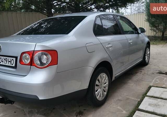 Серый Фольксваген Джетта, объемом двигателя 1.6 л и пробегом 220 тыс. км за 5800 $, фото 1 на Automoto.ua