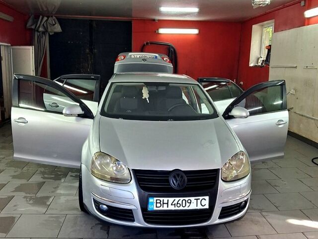 Серый Фольксваген Джетта, объемом двигателя 1.6 л и пробегом 422 тыс. км за 5800 $, фото 1 на Automoto.ua